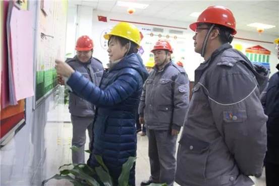 自治區(qū)國資委黨委副書記、主任張紅彥查看安全生產資料（尕靜茹 攝)